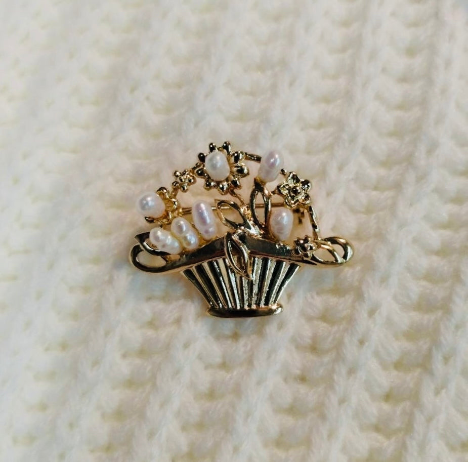 Natural fresh water pearls with gold plated pin